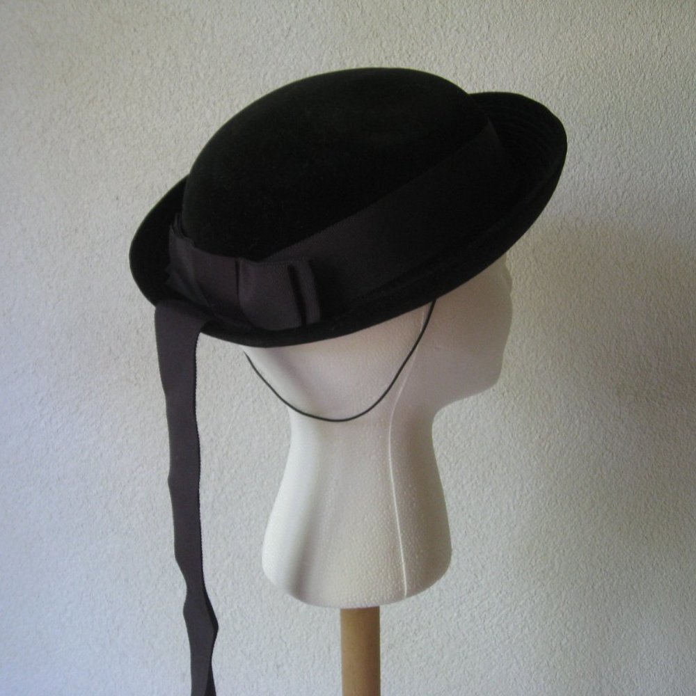SOLD l 50s Mr Herbert Black Velvet Round Trailing Grossgrain Ribbon Bow Hat - Picture 2 of 8